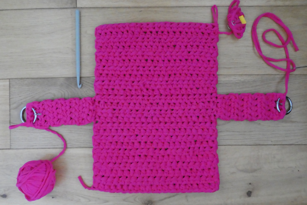 Crochet Bag with T-shirt Yarn  Crochet handbags patterns, Crochet