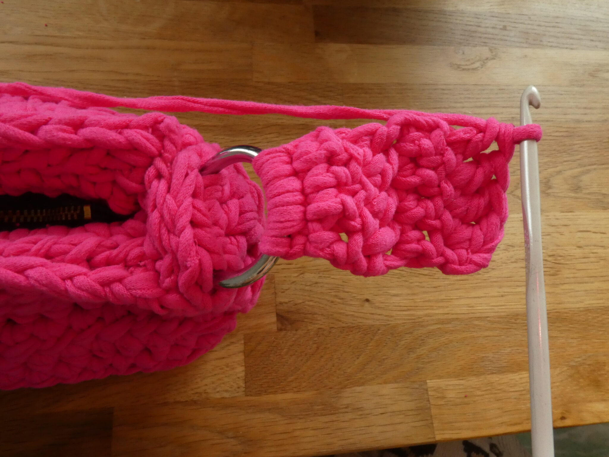 Easy To Make T-Shirt Yarn Crochet Shoulder Bag With Zip