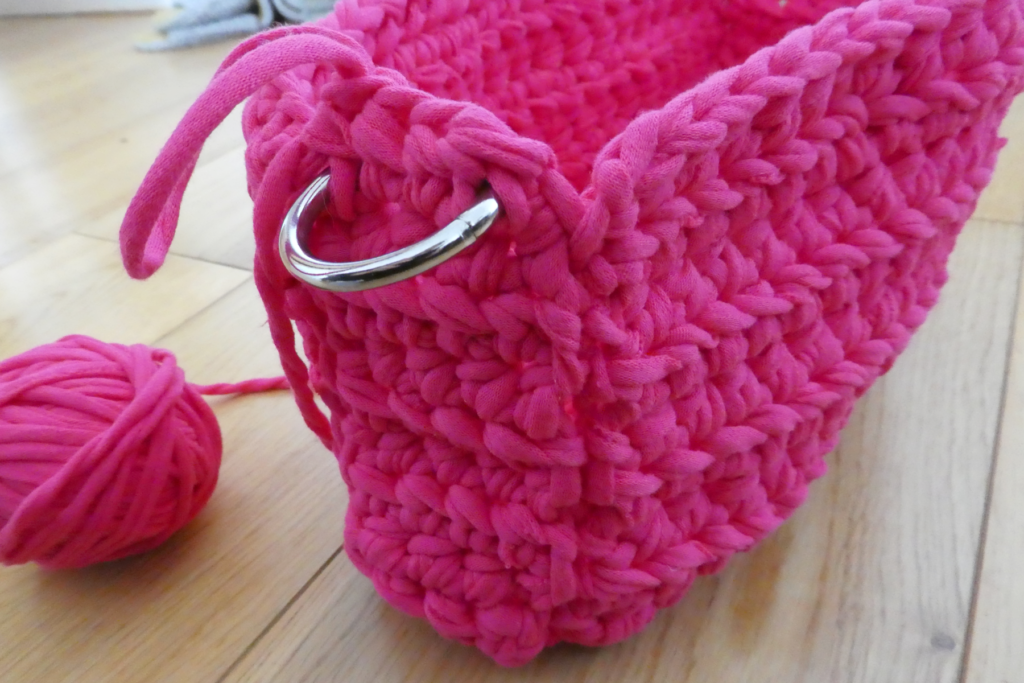 Easy To Make T-Shirt Yarn Crochet Shoulder Bag With Zip 