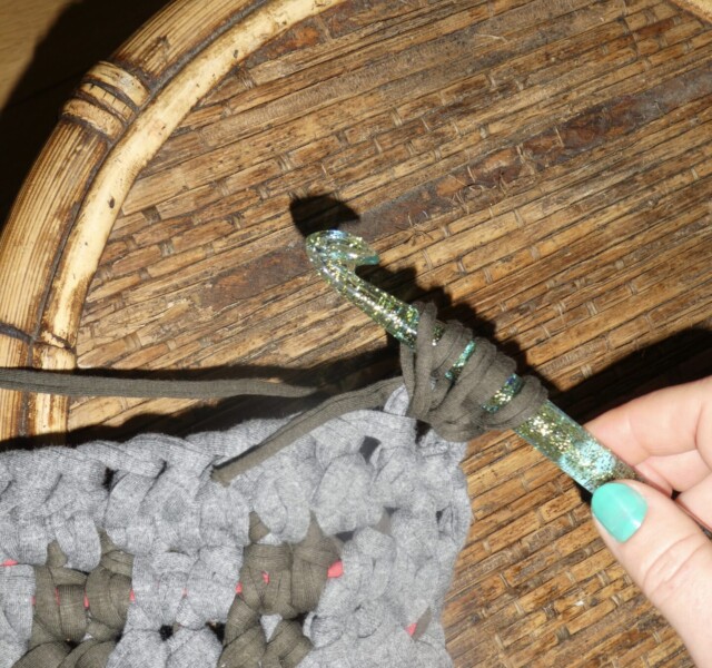 SISTERWTIST-EASY-CROCHET-DIAMOND-RUG-PUFF-STITCH-P3