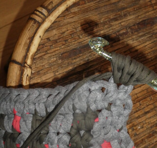 SISTERWTIST-EASY-CROCHET-DIAMOND-RUG-PUFF-STITCH-P4