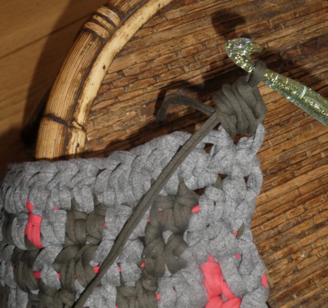 SISTERWTIST-EASY-CROCHET-DIAMOND-RUG-PUFF-STITCH-P5