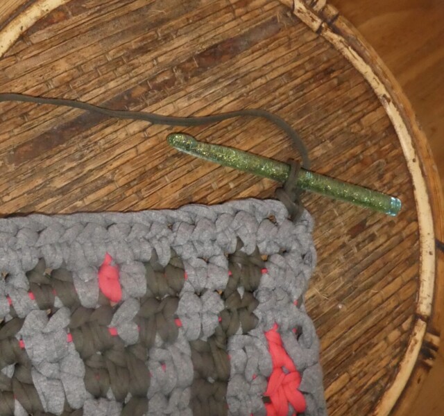 SISTERWTIST-EASY-CROCHET-DIAMOND-RUG-PUFF-STITCH-P1