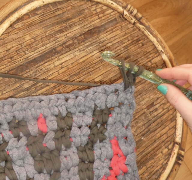 SISTERWTIST-EASY-CROCHET-DIAMOND-RUG-PUFF-STITCH-P2