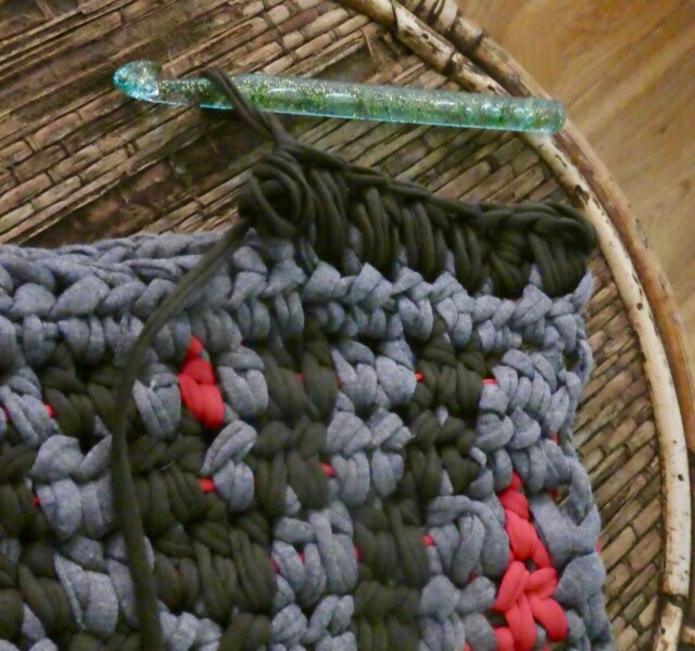 SISTERWTIST-EASY-CROCHET-DIAMOND-RUG-PUFF-STITCH-P6